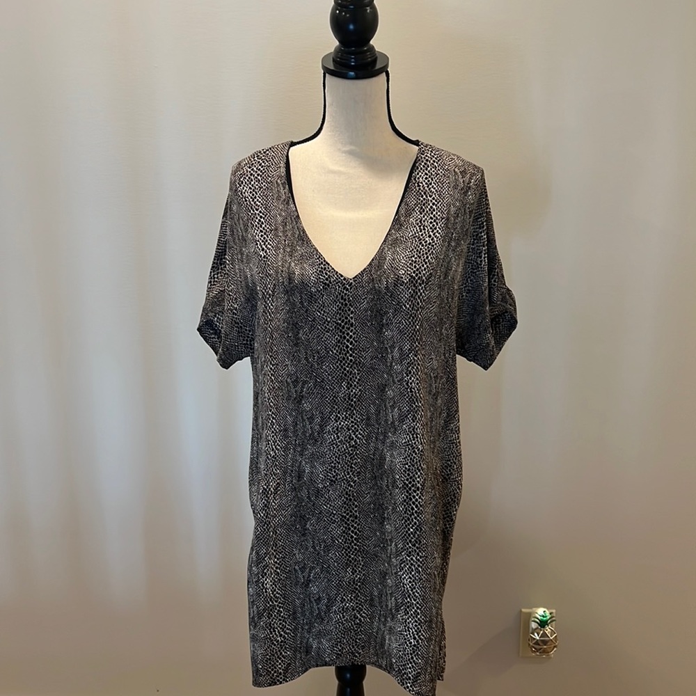 V-Neck Short Sleeve Snake-Print Dress in Gray